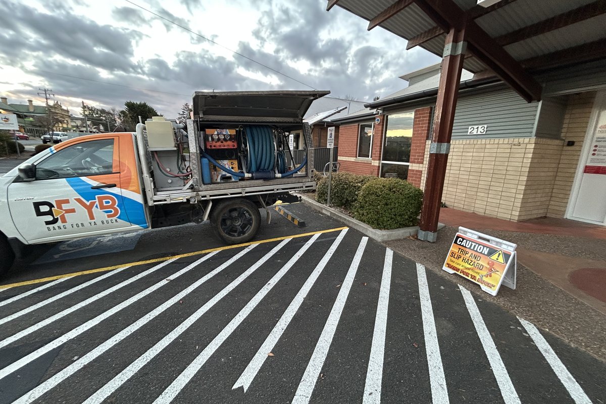 A BFYB ute with the truckmount in the tray at a commercial site